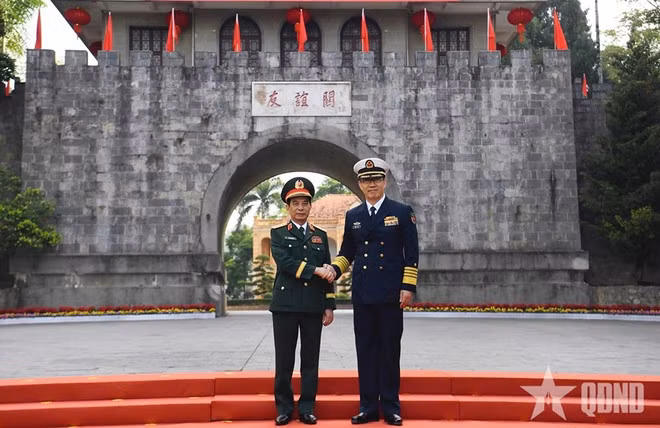 Minister Dong Jun and Minister Phan Van Giang (Photo: qdnd.vn)