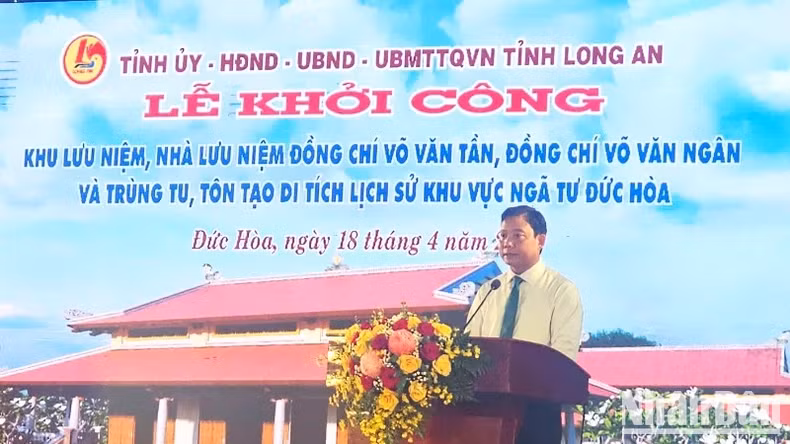 Vice Chairman of Long An Provincial People's Committee Pham Tan Hoa speaks at the ceremony.