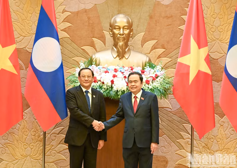 Chairman of the National Assembly Tran Thanh Man meets Lao Prime Minister Sonexay Siphandone. (Photo: NDO)
