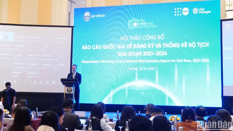 Matt Jackson, UNFPA Representative in Vietnam, speaking at the event.