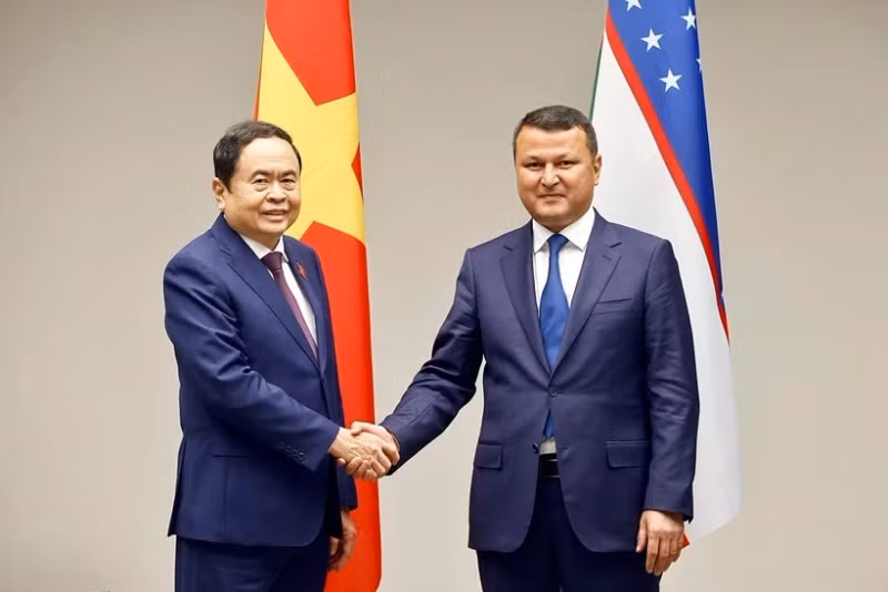 Vietnamese National Assembly Chairman Tran Thanh Man (L) receives Chairman of the Committee on Interethnic Relations and Friendly Ties with Foreign Countries Sariev Kakhramon Ramatullaevich. (Photo: VNA)