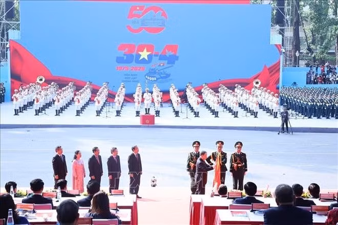 Party General Secretary To Lam presents the title “Hero of Labour” to the Party organisation, administration and people of Ho Chi Minh City. (Photo: VNA) Party General Secretary To Lam presents the title “Hero of Labour” to the Party organisation, administration and people of Ho Chi Minh City. (Photo: VNA)