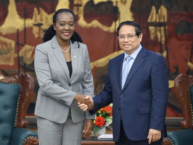 Prime Minister Pham Minh Chinh (R) receives Kenya's Cabinet Secretary for Defence Soipan Tuya in Hanoi on April 16. (Photo: VNA)