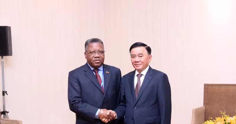 Tran Cam Tu (right), Politburo member and permanent member of the Party Central Committee’s Secretariat, hosts a delegation from the ruling People's Movement for the Liberation of Angola (MPLA) in Ho Chi Minh City on April 29. (Photo: VNA)