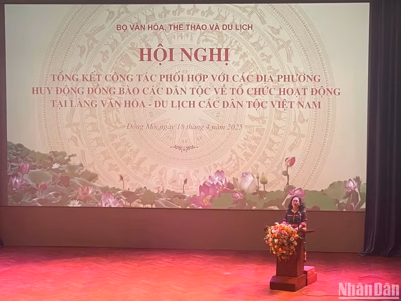 Artisan Y Sinh, representative of 16 ethnic communities participating in daily activities at the Vietnam Ethnic Culture and Tourism Village, shares opinions. Artisan Y Sinh, representative of 16 ethnic communities participating in daily activities at the Vietnam Ethnic Culture and Tourism Village, shares opinions.
