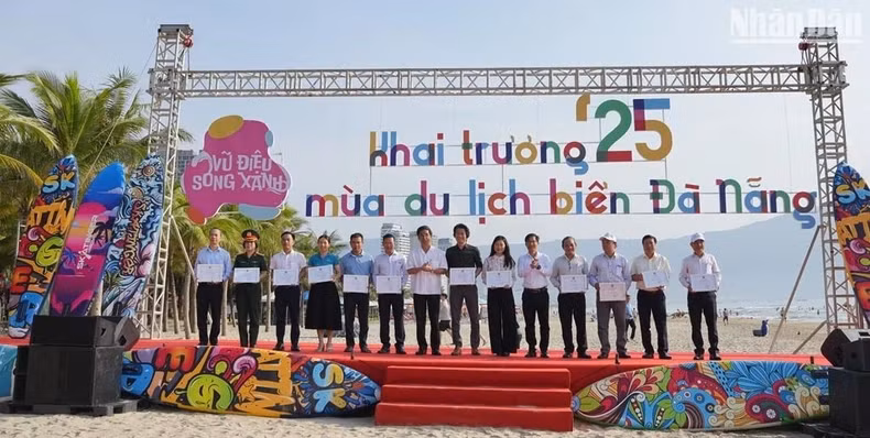 Da Nang launches 2025 beach tourism season ảnh 1