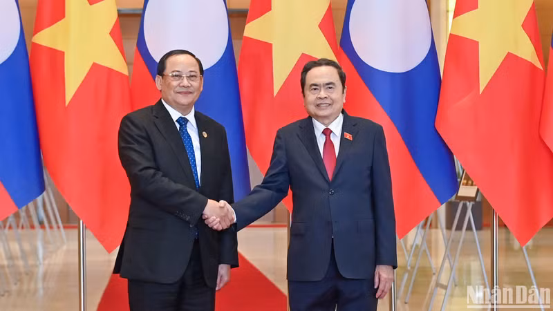 NA Chairman Tran Thanh Man and Lao Prime Minister Sonexay Siphandone.