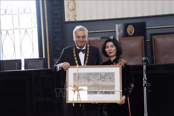 Permanent Vice Chairwoman of Hanoi People's Council Phung Thi Hong Ha (R) and Mayor of Prague Bohuslav Svoboda. (Photo: VNA)