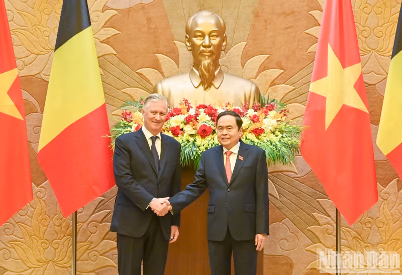 National Assembly Chairman Tran Thanh Man (R) hosts visiting King Philippe of Belgium in Hanoi on April 1 (Photo: NDO)