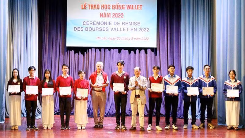 Prof. Patrick Aurenche and Do Trinh Hue, representatives of the Vallet Scholarship Fund in Vietnam, presented scholarships to excellent students in 2022.
