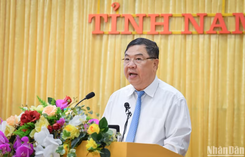 Pham Gia Tuc, Member of the Party Central Committee, Secretary of Nam Dinh Provincial Party Committee, speaking at the conference.
