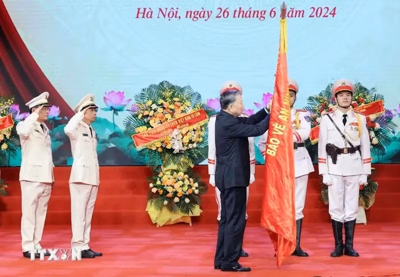 President To Lam presents the second-class Feat of Arms Order to the force. (Photo: VNA)
