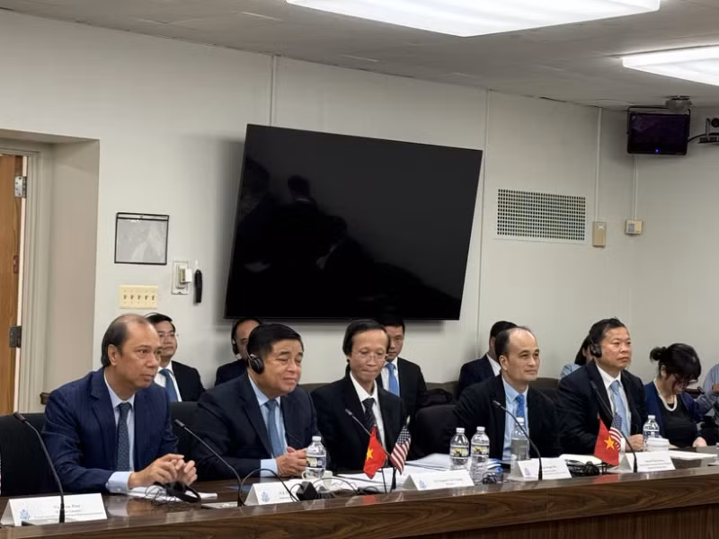 Minister of Planning and Investment Nguyen Chi Dung (front, second from left) and other members of the Vietnamese delegation at the dialogue (Photo: VNA)