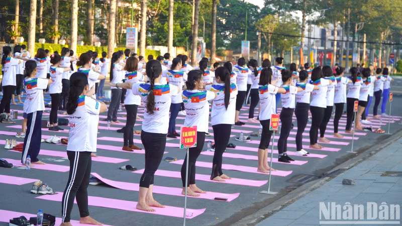 Officials, workers and many people in Cao Lanh City participate in Yoga performances. (Photo: Huu Nghia)