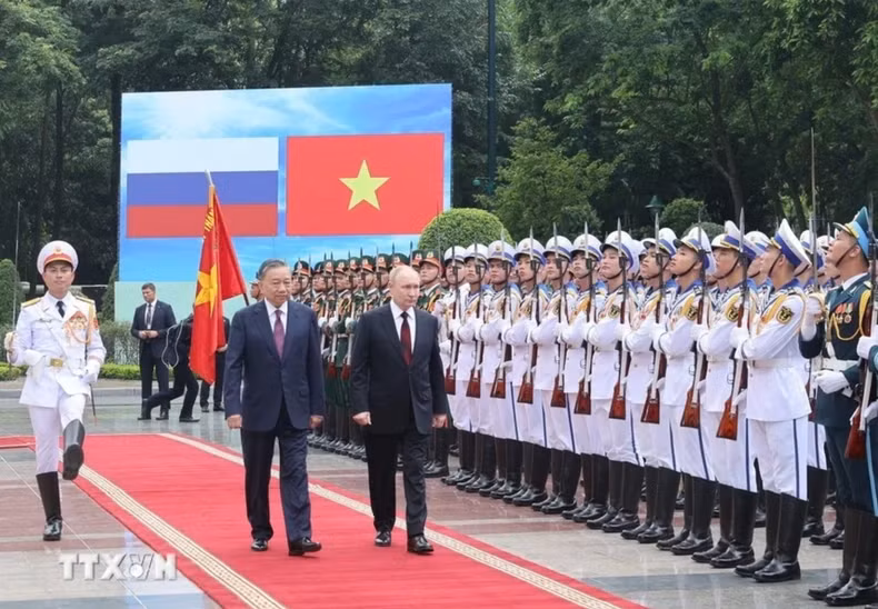 President To Lam and Russian President Vladimir Putin review the Honor Guard of the Vietnam People's Army. (Photo: VNA)