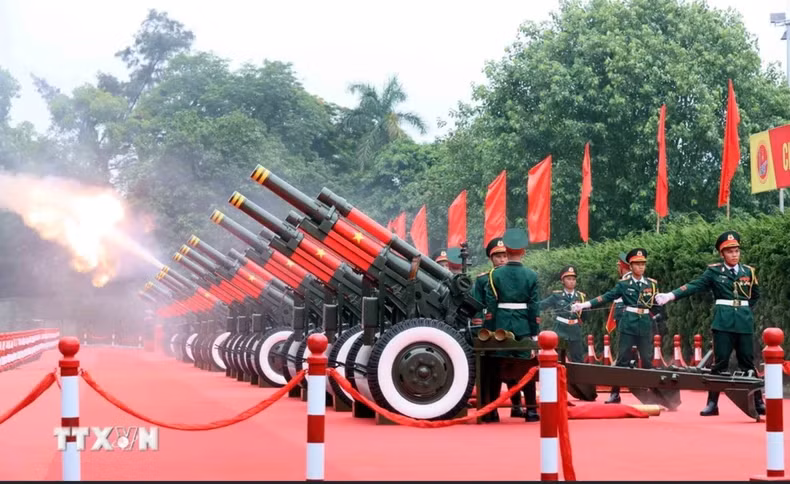 A 21-gun salute is fired in Hanoi to welcome Russian President Vladimir Putin. (Photo: VNA)