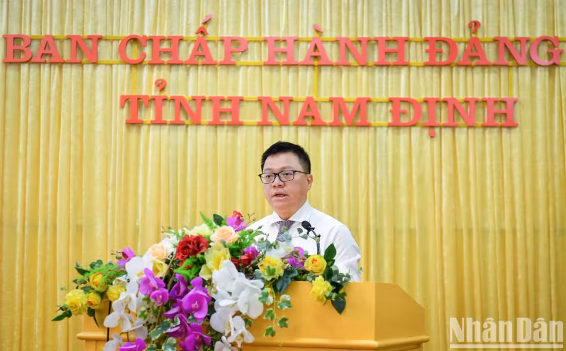 Le Quoc Minh, Member of the Party Central Committee (PCC), Editor-in-Chief of Nhan Dan (People) Newspaper, Deputy Head of the PCC Commission for Communication and Education, and Chairman of the Vietnam Journalists’ Association, speaking at the event.