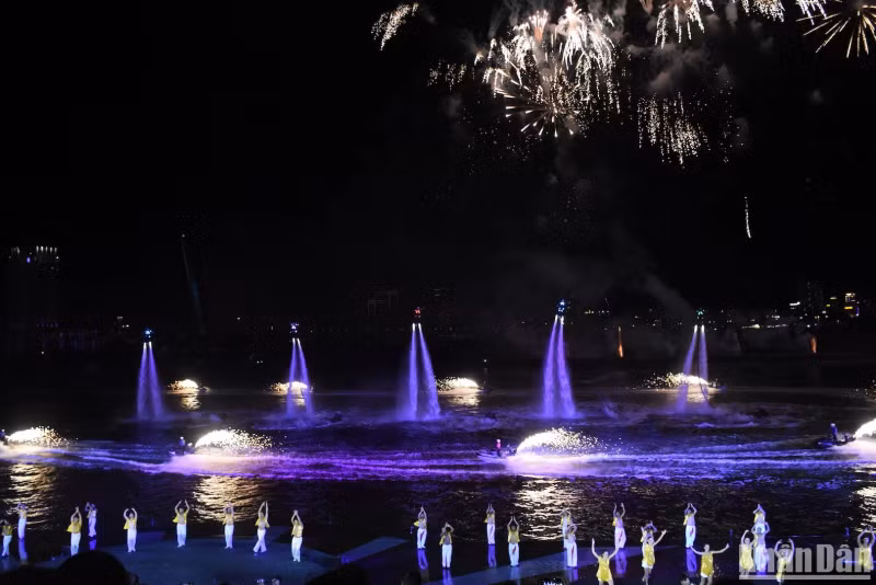Using famous classical music works to tell the story throughout has created a "musical framework" called "Symphony of River". (Photo: ANH DAO) Using famous classical music works to tell the story throughout has created a "musical framework" called "Symphony of River". (Photo: ANH DAO)