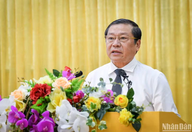 Dr Lai Xuan Mon, Member of the Party Central Committee, Deputy Head of the Standing Committee of the Central Propaganda Department, and Chairman of the Scientific Council of Central Party agencies, giving a closing speech at the conference.