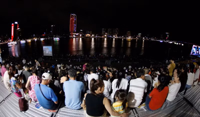 People and tourists go through many emotions of the beautiful fireworks displays on the Han River.