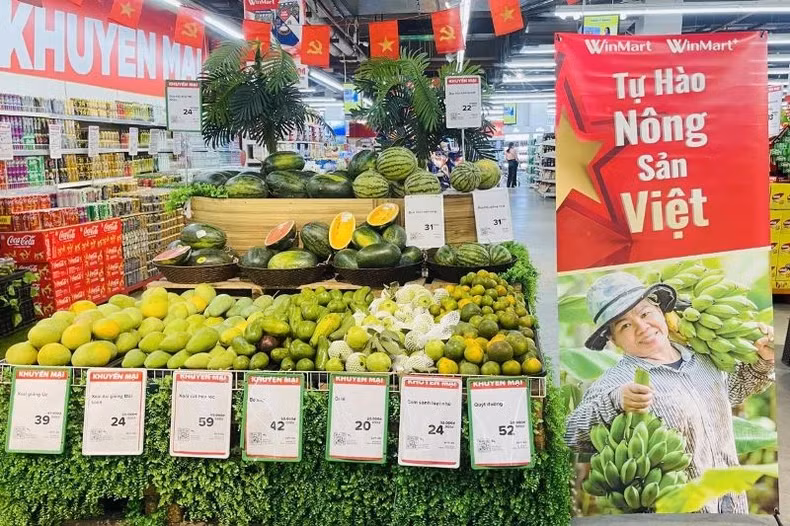 At Winmart supermarket, the proportion of Vietnamese goods is approximately 95%. At Winmart supermarket, the proportion of Vietnamese goods is approximately 95%.