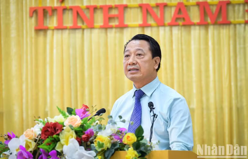 Nguyen Quang Vinh, Secretary of the VCCI Party Committee, VCCI Vice Executive Chairman, and Chairman of the Vietnam Business Council for Sustainable Development, giving a speech, "The business community in promoting green economy".