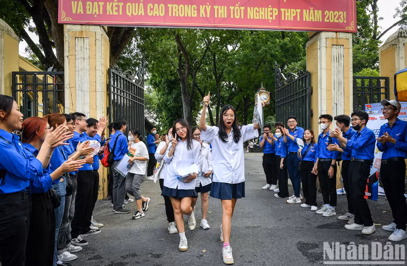 Candidates cheer up after finishing the exam. Candidates cheer up after finishing the exam.