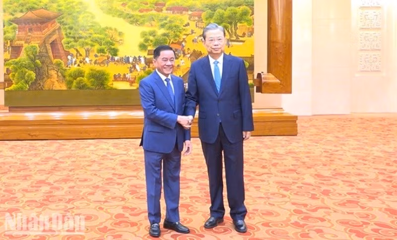Politburo member, Secretary of the Communist Party of Vietnam (CPV) Central Committee and Chairman of its Inspection Commission Tran Cam Tu (L) and Chairman of the Standing Committee of the National People's Congress (NPC) of China Zhao Leji. (Photo: NDO)