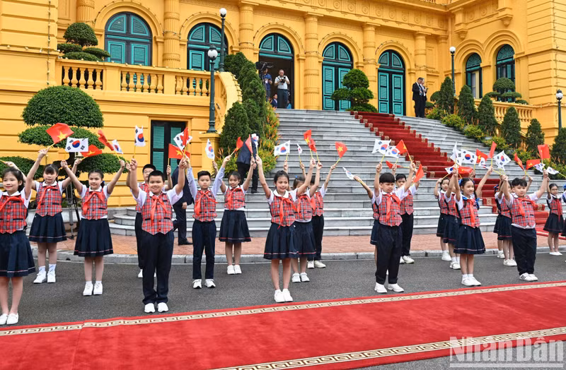 Children weaving the national flags of Vietnam and the RoK to welcome RoK President Yoon Suk Yeol and his spouse.