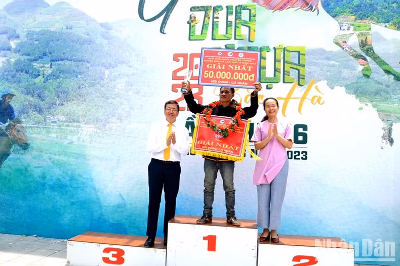Jockey Thao Seo Phu from Ban Pho Commune, Bac Ha District, won the race and was awarded VND50 million in cash. One second, one third, and one fourth prize was also awarded to other excellent jockeys.