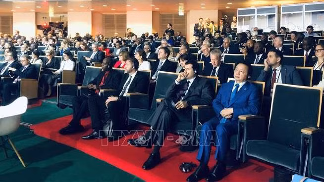 Vietnamese Deputy Prime Minister Tran Hong Ha (first, right) attends the opening session of the international Summit for a New Global Financing Pact. (Photo: VNA)
