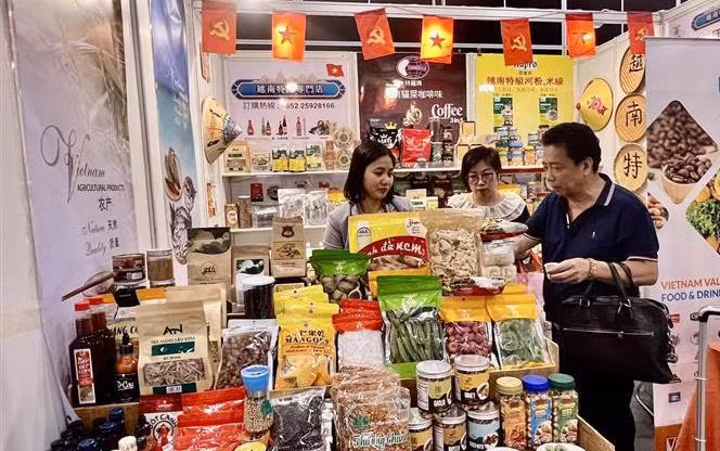 Vu Thi Thuy, head of Vietnam Trade Office in Hong Kong (first, left) introduces Vietnamese products to visitors. (Photo: VNA)