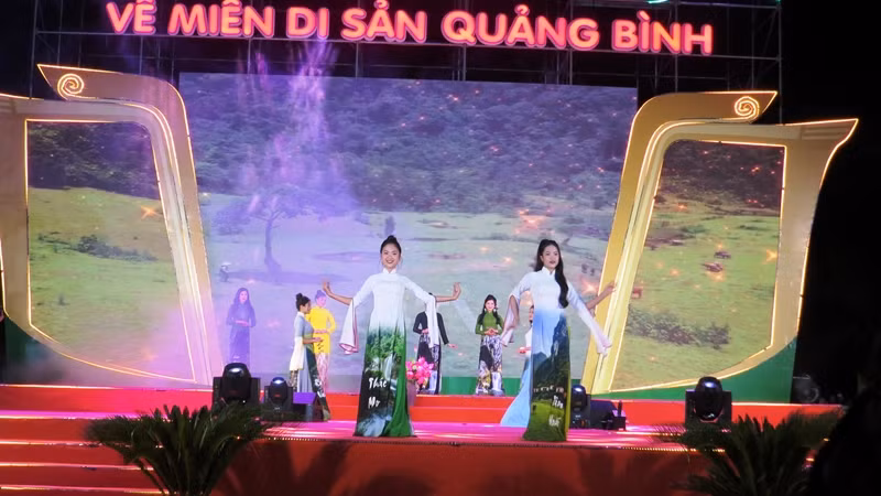 Fashion show features Ao Dai designs inspired by Quang Binh’s natural landscapes (Photo: dangcongsan.vn)