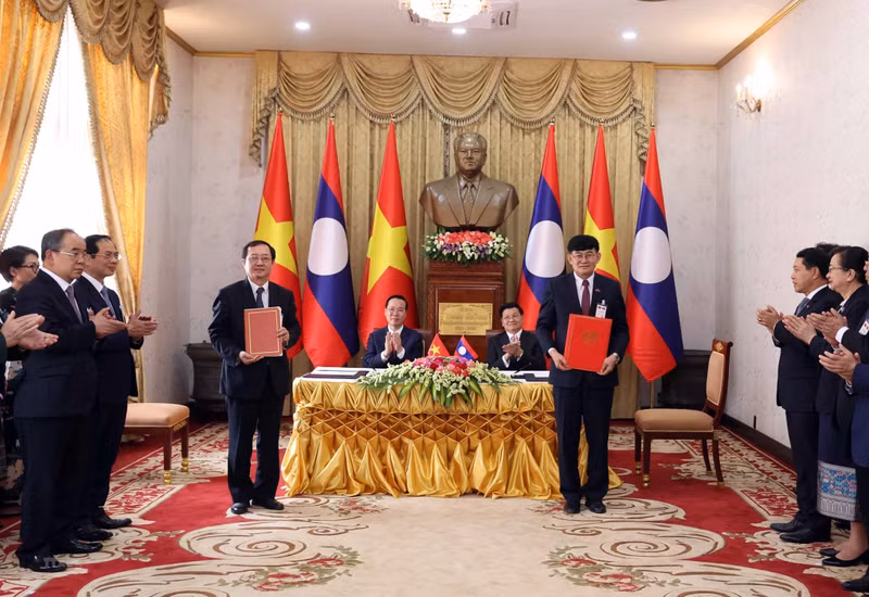 President Vo Van Thuong and Lao Party General Secretary and President Thongloun Sisoulith witness the signing of a memorandum of understanding on science cooperation between the Vietnam’s Ministry of Science and Technology and the Lao’s Ministry of Education and Sports.