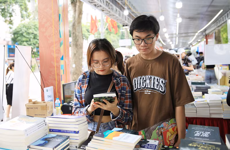 The book festival aims to promote reading habits in the community and encourage the building of a learning society (Photo: hanoimoi.com.vn)