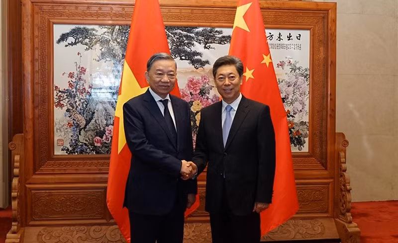 Minister of Public Security Gen. To Lam (L) and Secretary of the Political and Legal Affairs Commission Chen Wenqing (Photo: VNA)