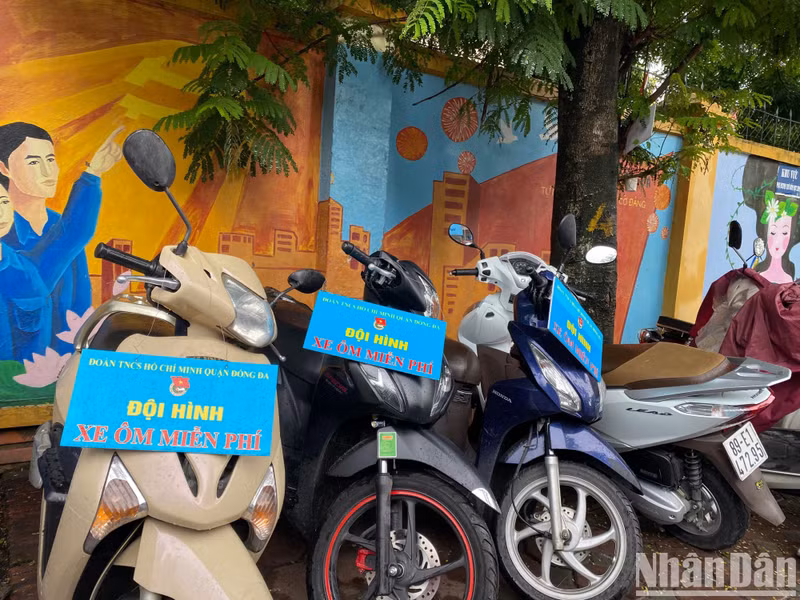 Youth union members in Dong Da District provide free rides for candidates in need.