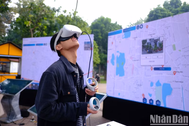 A student experiences the VR360 virtual tour of Hanoi with VR Glasses.