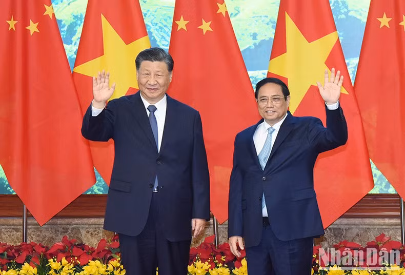 Prime Minister of the Socialist Republic of Vietnam Pham Minh Chinh (R) and General Secretary of the Communist Party of China (CPC) Central Committee and President of the People's Republic of China Xi Jinping (Photo: NDO/Tran Hai)