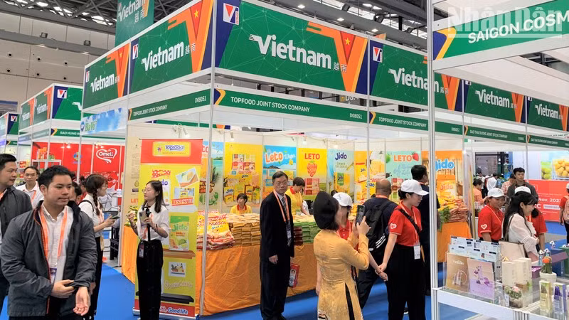The Vietnamese booth at the China-ASEAN Expo (CAEXPO) 2023 attracts many visitors (Photo: Huu Hung)