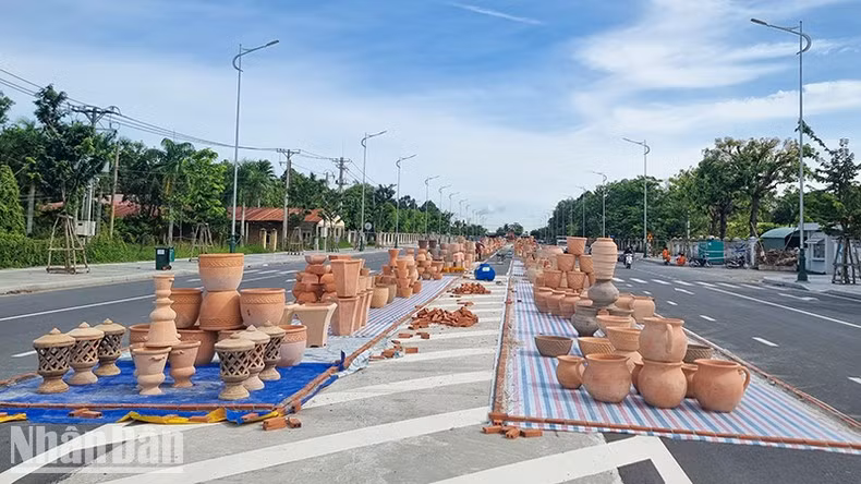 Street to display Vinh Long red ceramic products 