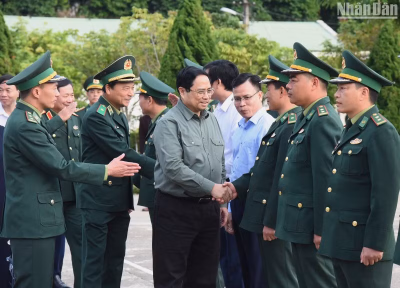 Prime Minister visits Huoi Luong Border Post in Lau Chau Province 