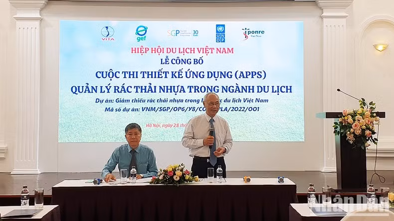 At the launch ceremony of the contest on plastic waste management applications in the tourism sector on September 28 (Photo: NDO)