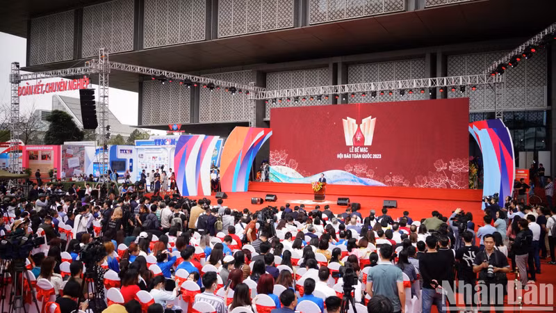 An overview of the closing ceremony.