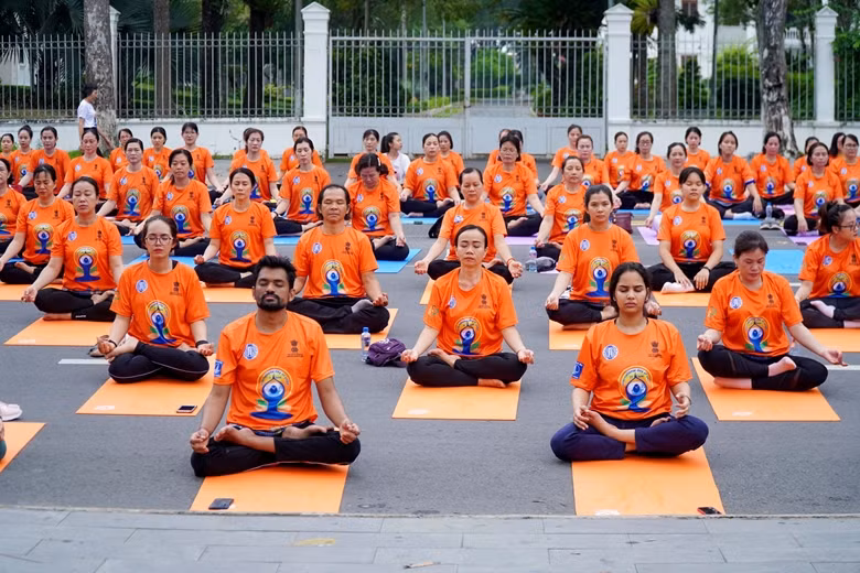 The event attracts around 400 yoga coaches and practitioners of Dong Thap Province. (Photo: dangcongsan.vn)