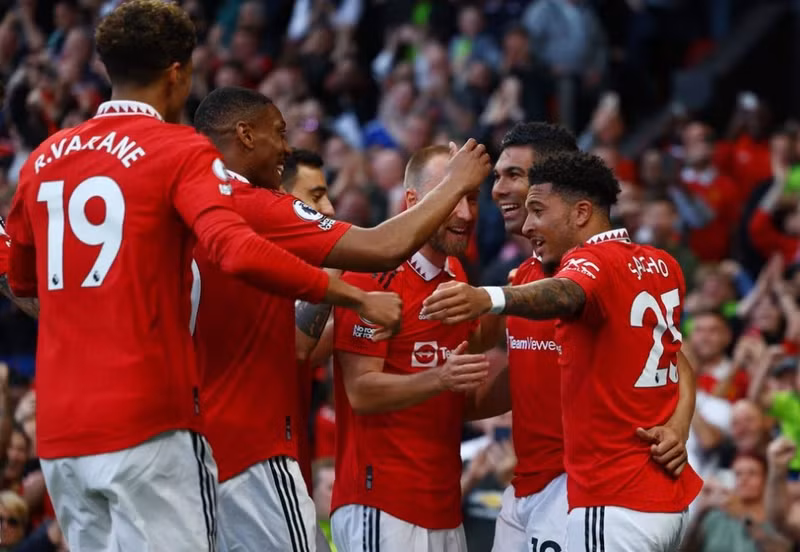 Soccer Football - Premier League - Manchester United v Chelsea - Old Trafford, Manchester, Britain - May 25, 2023 Manchester United's Casemiro celebrates scoring their first goal with teammates REUTERS/Molly Darlington.
