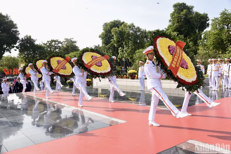The delegation laid wreaths at the monument to war heroes and fallen soldiers on Bac Son street in Hanoi.