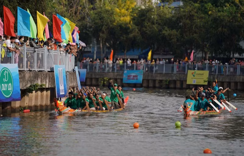 Boat racing attracts crowds in Ho Chi Minh City 