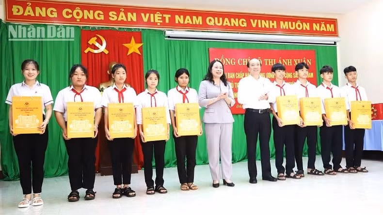 Vice President presents gifts to disadvantaged students at Dak Lak Social Protection Centre