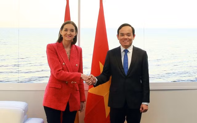 Deputy Prime Minister Tran Luu Quang (R) and Spanish Minister of Industry, Trade and Tourism Reyes Maroto (Photo: VNA)